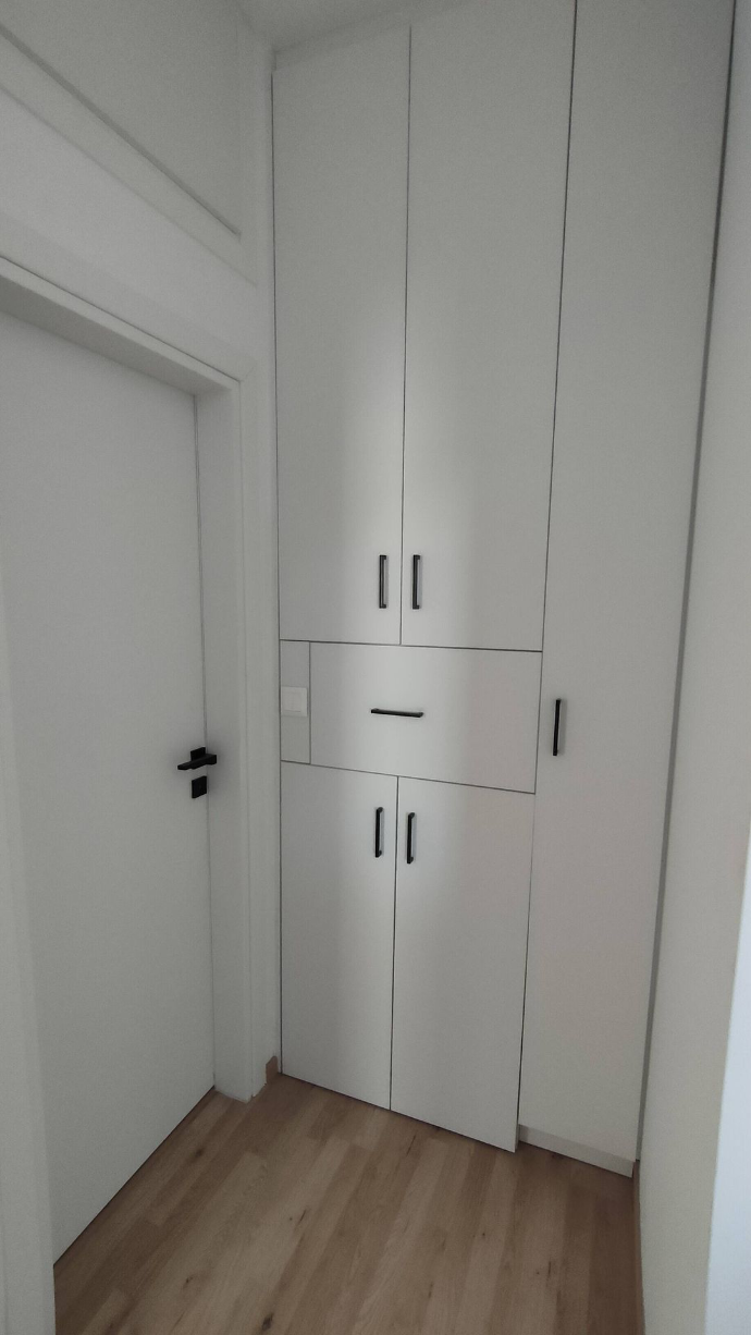 Aménagement d'un appartement avec portes coulissantes et placards encastrés