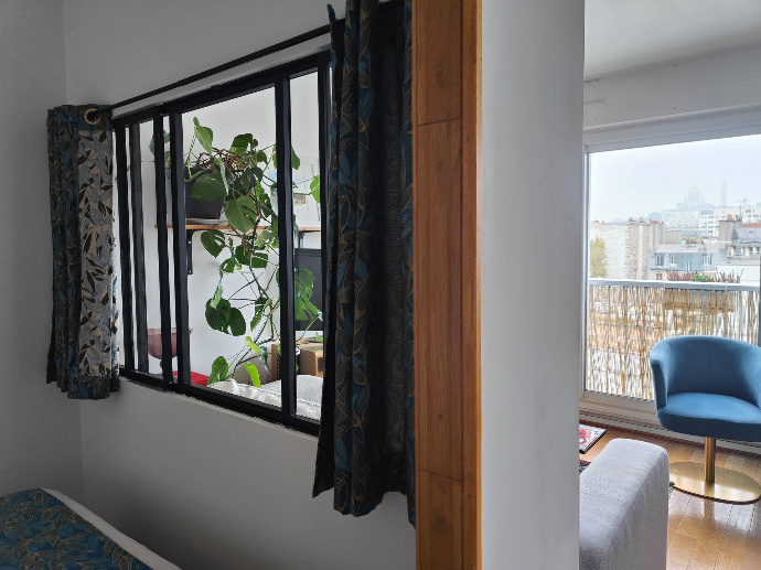 Rénovation d'un studio pour optimiser l'espace et le rendre plus fonctionnel. Tables et chaises de cuisine vintage chinés par Dual Deco. 