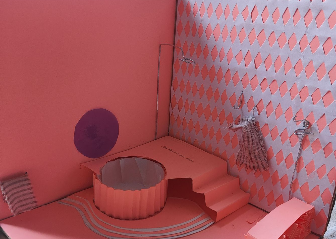 Monochrome de rose, miroirs, èclairage tamisè de lumieres LED, douche qui fait office de table pour la baignoire. Le tout sur le theme du pliage et du depliage.